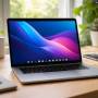 bureau-ensoleille-avec-macbook-et-plantes-e1774680395867.jpeg